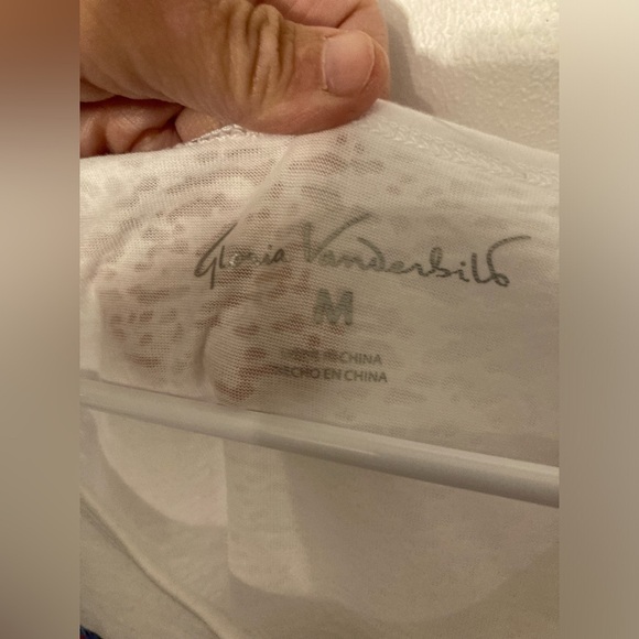 Gloria Vanderbilt white short sleeve shirt with quilt design in size Medium - Picture 2 of 5